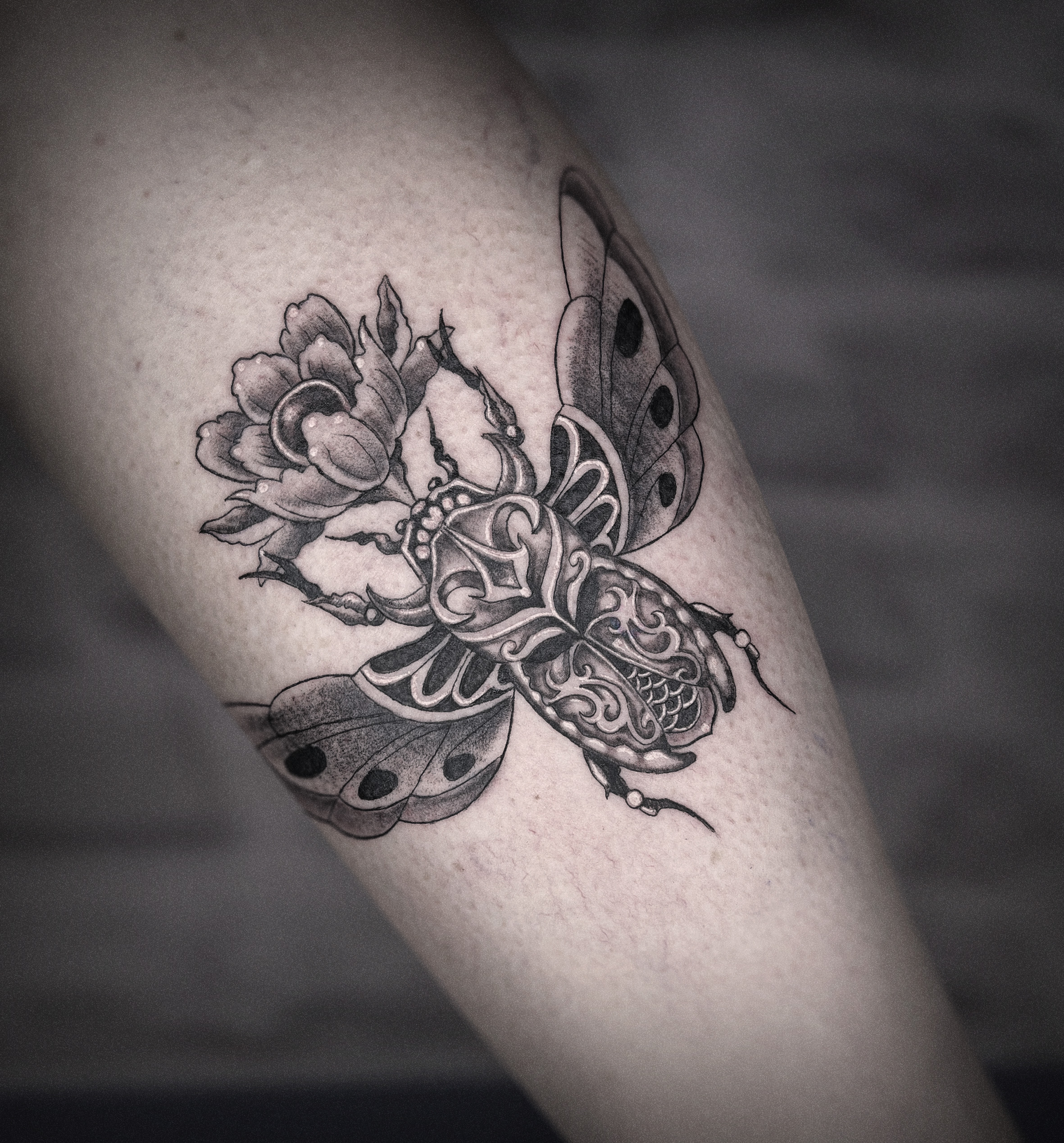 Tatouage ornemental, scarabée et fleur