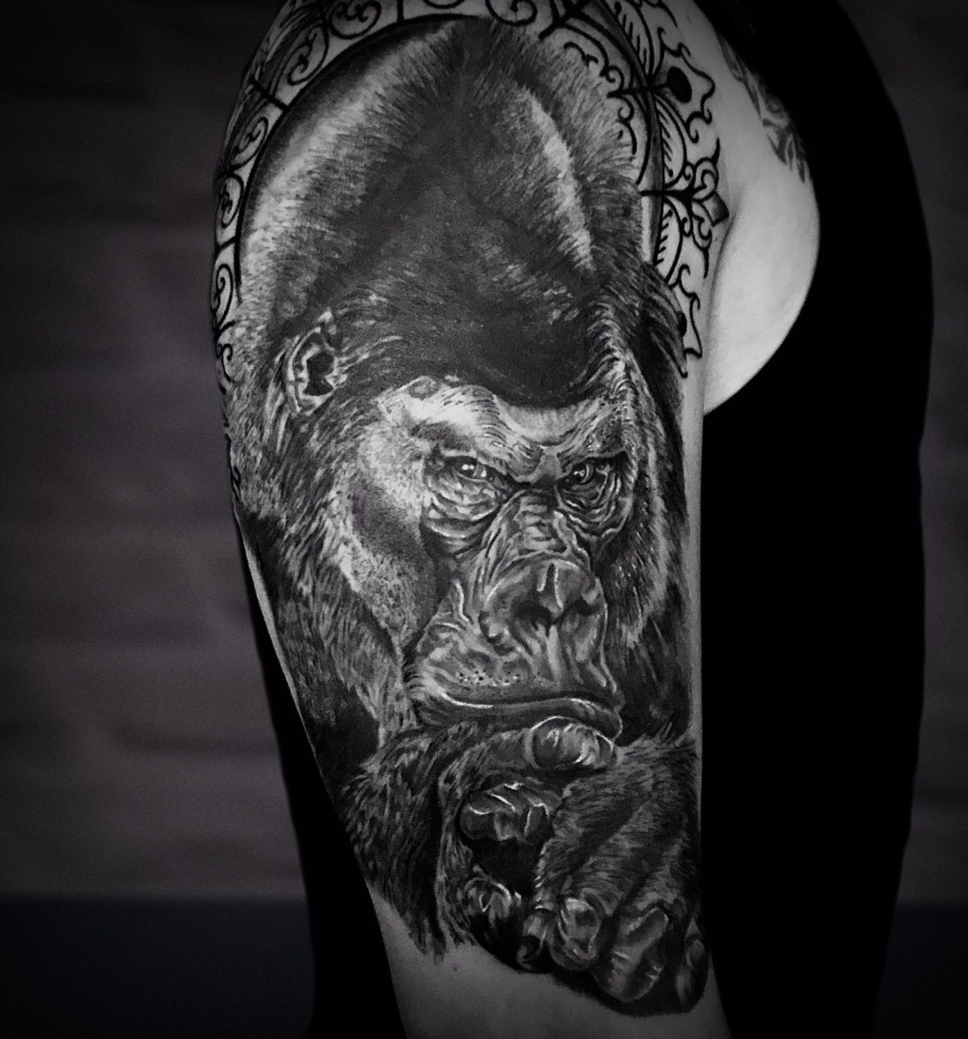 Tatouage réaliste, portrait de gorille noir et gris