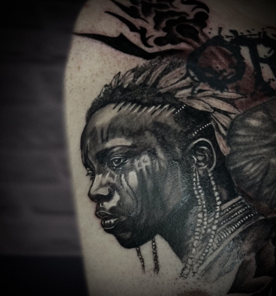 Tatouage réaliste, manchette aviation et portraits noir et gris
