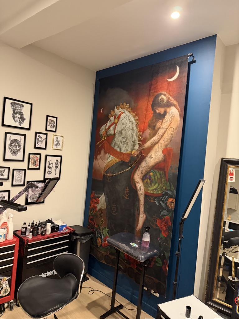 Intérieur du studio Cry-Baby Tattoo, chaise et poste de travail