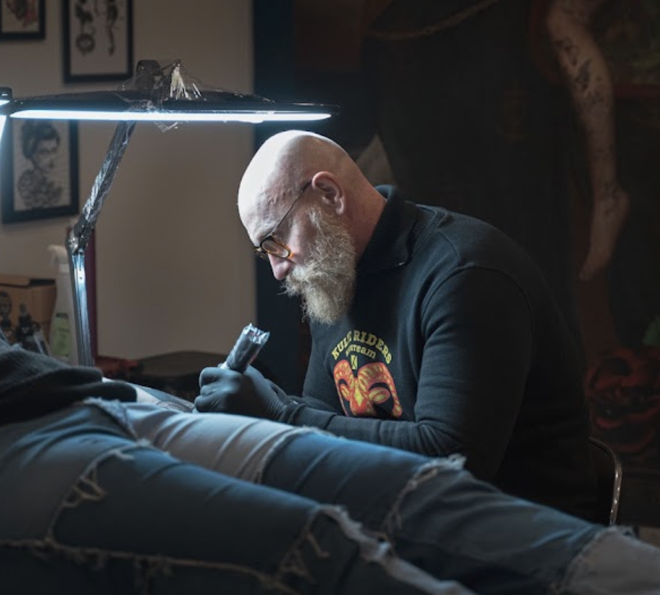 Markus au travail dans le studio Cry-Baby Tattoo