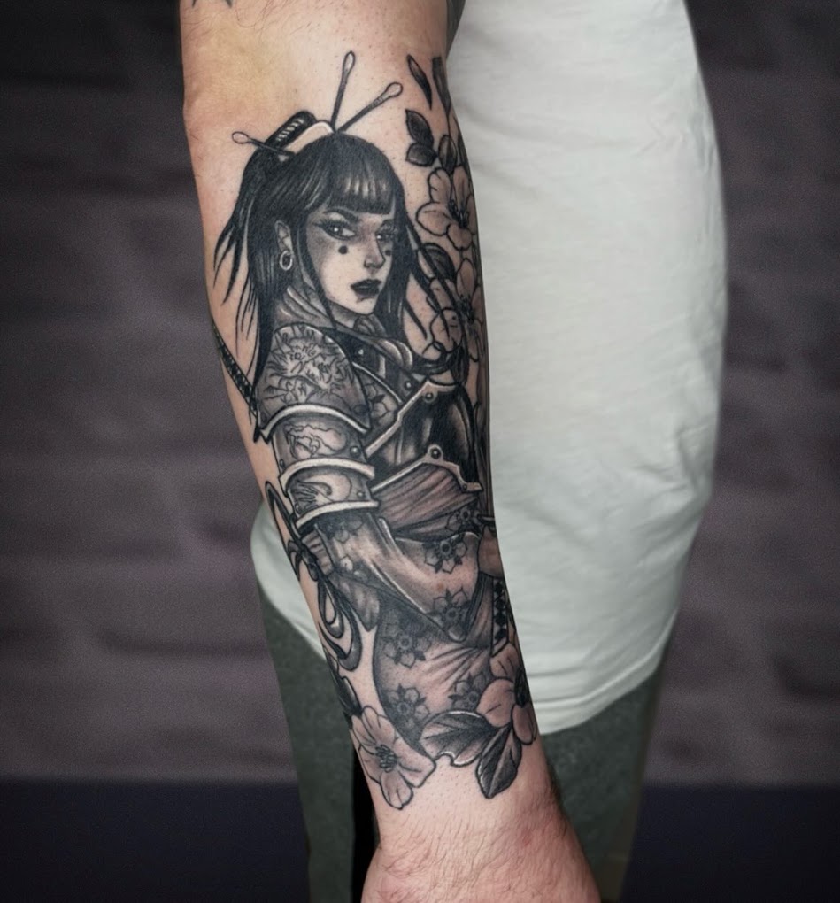 Tatouage traditionnel, guerrière samouraï et fleurs de cerisier