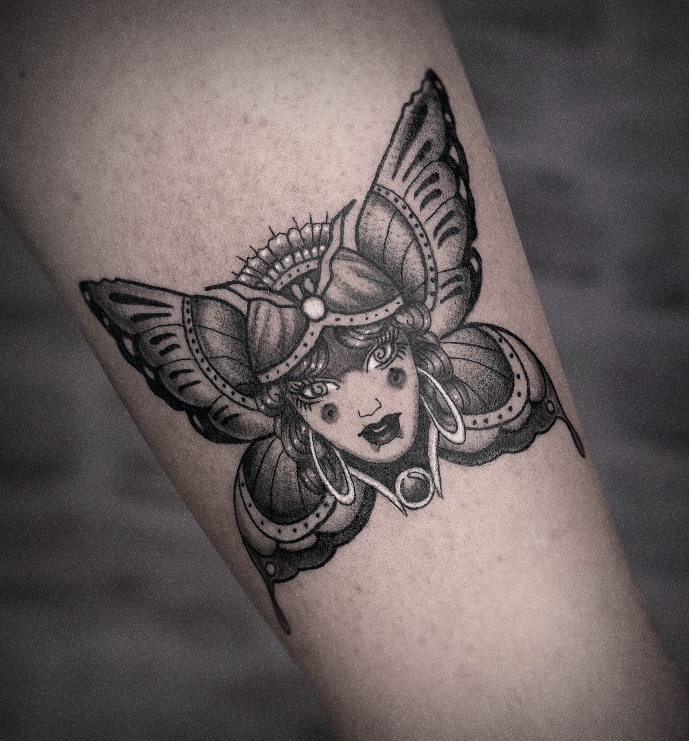 Tatouage traditionnel, papillon et visage de femme