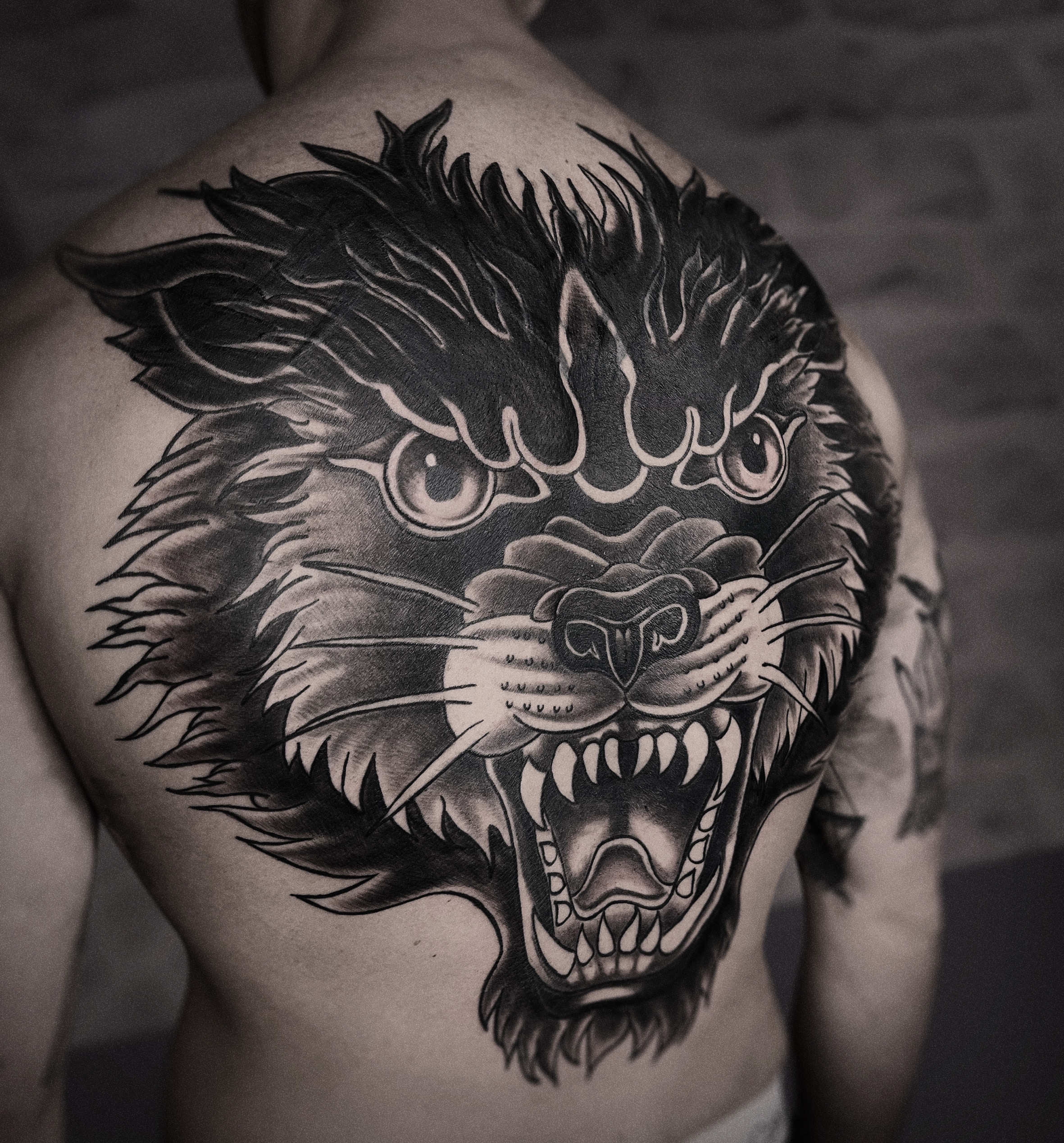 Tatouage traditionnel, tête de loup rugissant